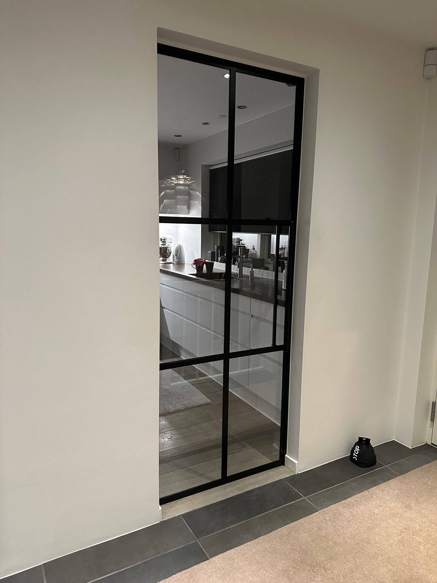 Newyorker dør standard mål 100x210 i stål - Pulverlakeret - 6,38 mm sikkerhedsglas og glaslister.