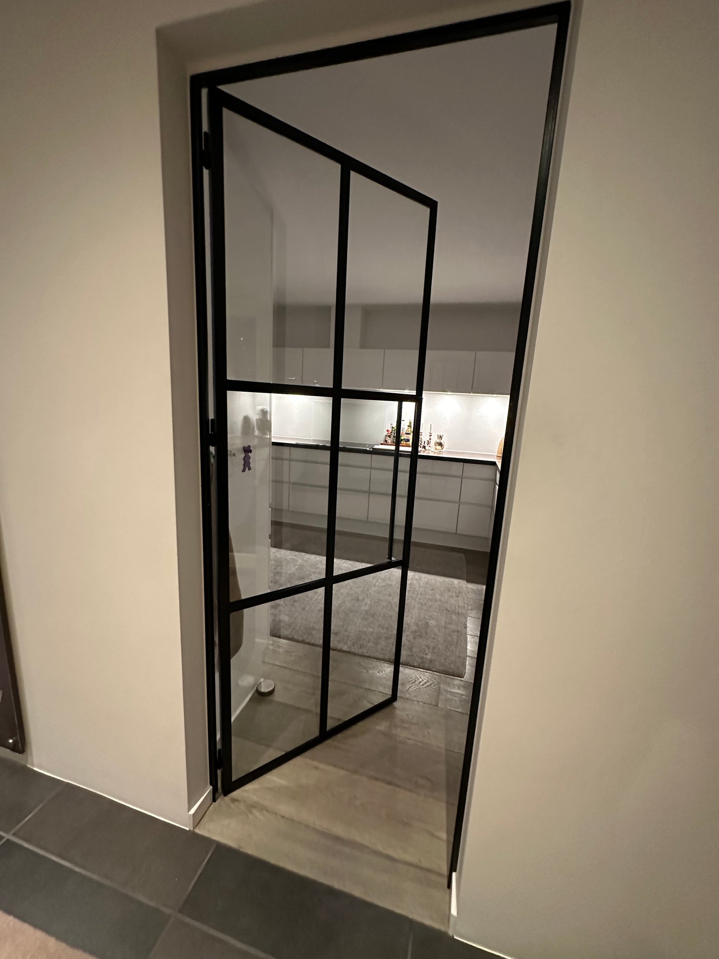 Newyorker dør standard mål 100x210 i stål - Pulverlakeret - 6,38 mm sikkerhedsglas og glaslister.