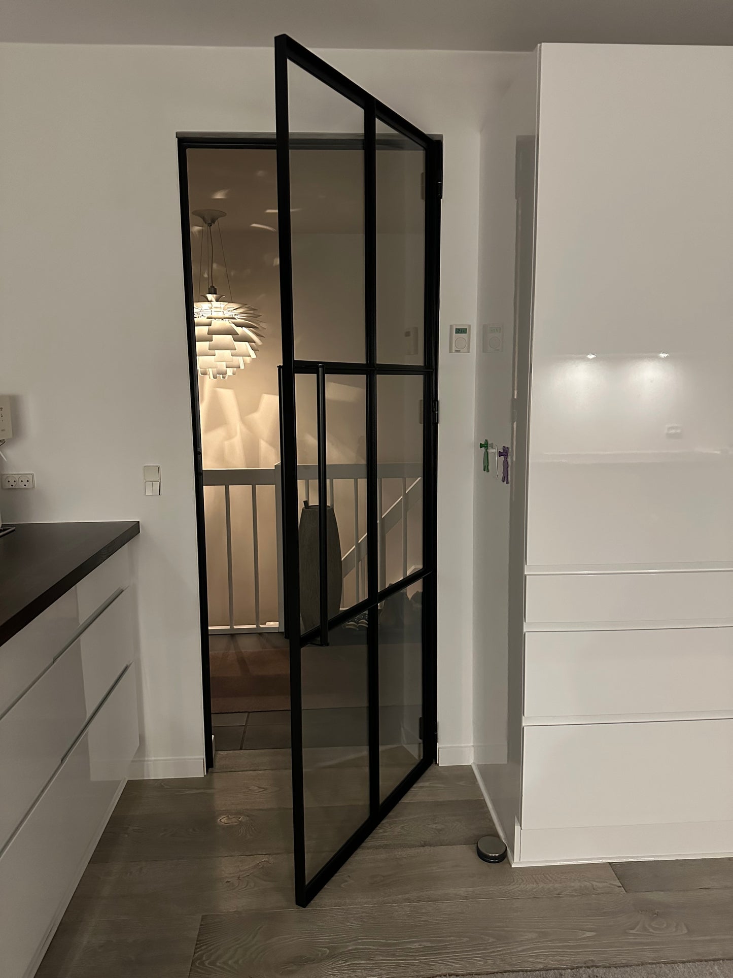 Newyorker dør standard mål 100x210 i stål - Pulverlakeret - 6,38 mm sikkerhedsglas og glaslister.
