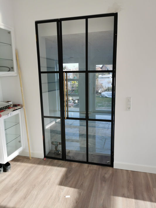 Newyorker dør fremstillet af ægte stål med sort pulverlakeret finish. Valgfri dørhåndtag. Døren lukker med magneter. Inkl. glaslister.