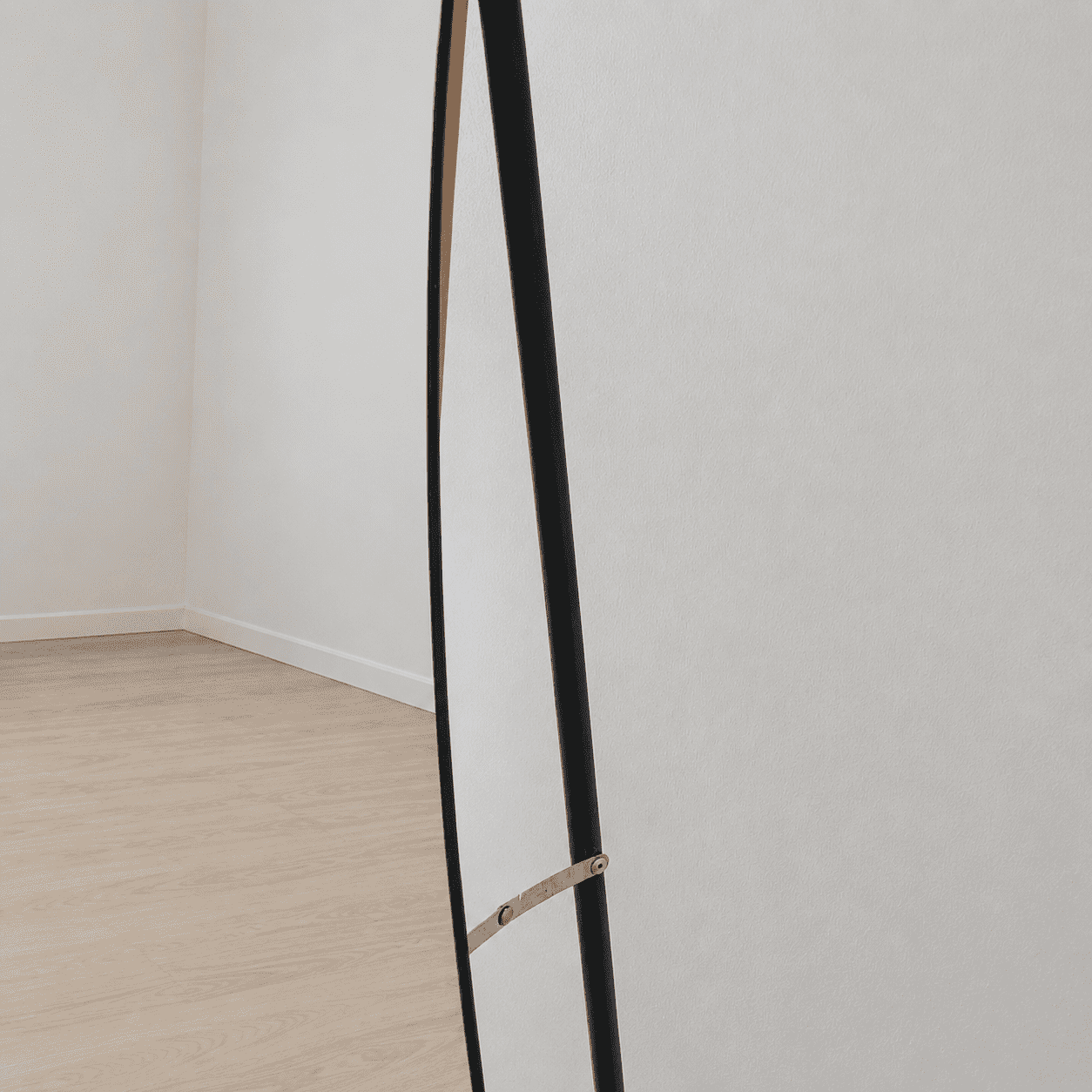 Vibe - Asymmetrisk Gulv Spejl 160x80cm