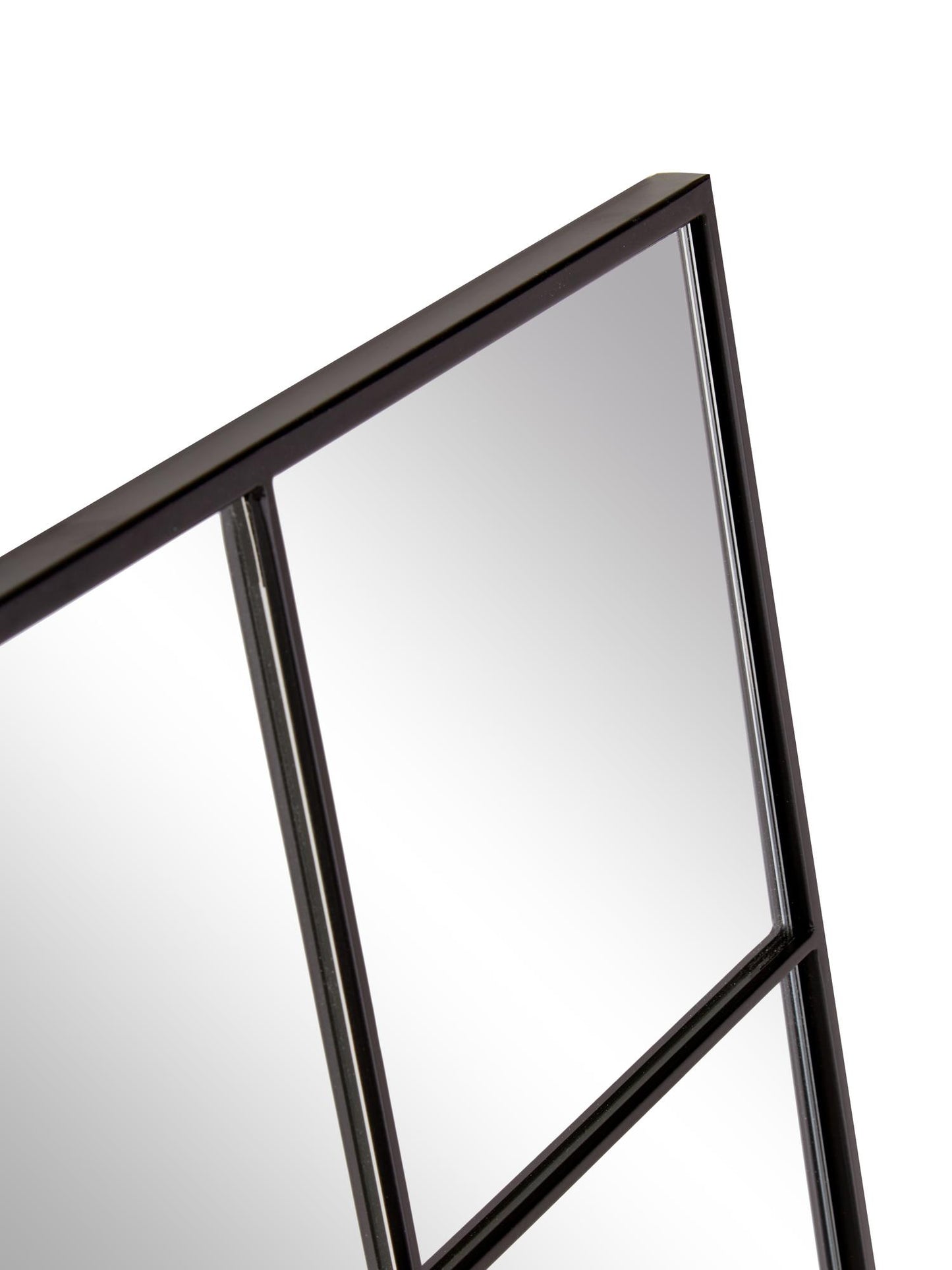 Newyorker spejle fremstillet af ægte stål med sort pulverlakeret finish. Stort spejl til gulvet eller væggen, kan hænges på begge led. Dette spejl er håndlavet.