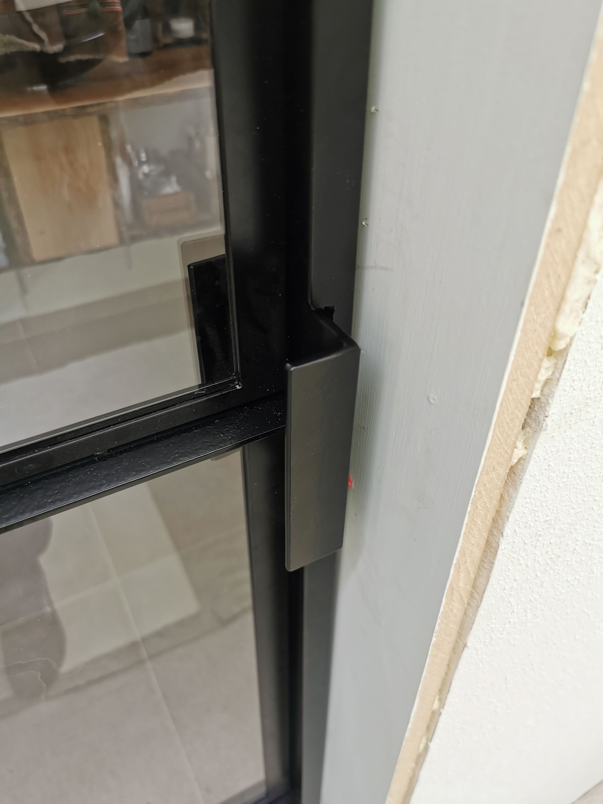 Newyorker dør fremstillet af ægte stål med sort pulverlakeret finish.   Valgfri dørhåndtag. Døren lukker med magneter. Inkl. glaslister.